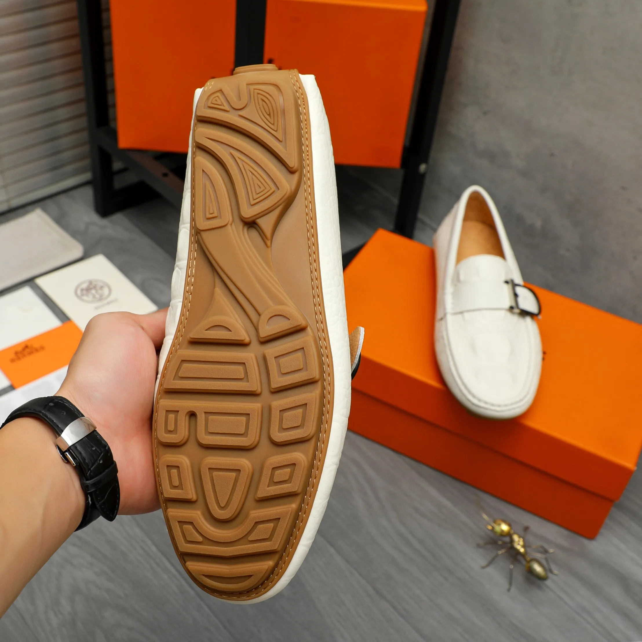 P380 Product trademark: HERMES "Hermes" casual slip-on men's shoes Regular size: 38-44 Product material: Selected crocodile pattern cowhide upper, pigskin lining, rubber outsole